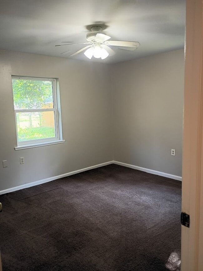 Building Photo - MOVE IN READY