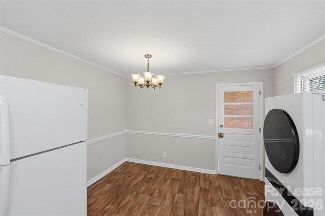 Building Photo - 1019 Carmel Dr