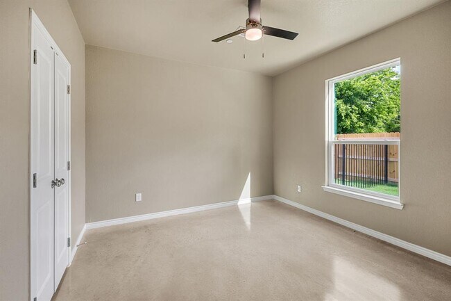Building Photo - 408 W Avenue C