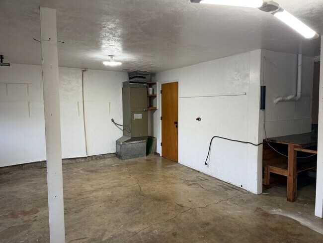 Building Photo - Updated 2 bedroom 1 bath duplex!