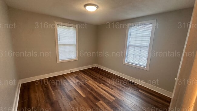 Building Photo - $925 - 2 bed 1 bath - Single Family Home