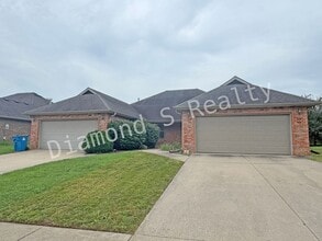 Building Photo - Spacious and Unique Patio Home Available!