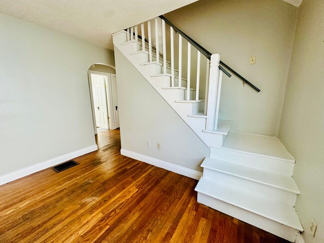 Building Photo - Charming 4 Bedroom by Churchill Downs