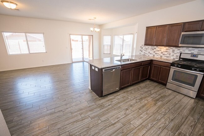 Building Photo - Great Open Floor Plan 3 Bedroom, 2 Bath, Central A/C in Holiday Subdivision!