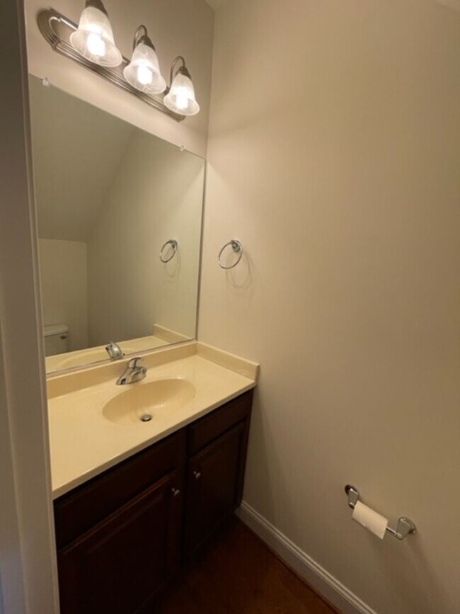 Building Photo - Townhouse / Burlington