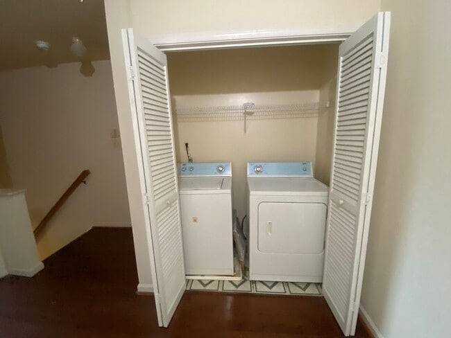 Building Photo - Spacious 3 Bedroom 2.5 Bathroom Home in Randolph Neighborhood