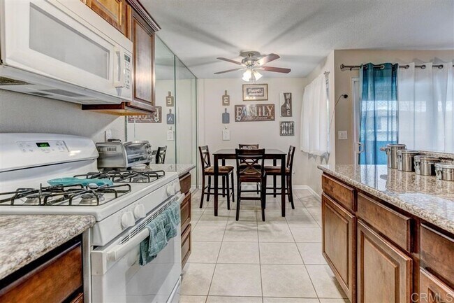 Building Photo - Spacious 2 bedroom 1 bathroom Condo with L...