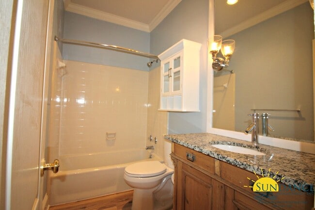 Building Photo - Stunning 3 Bedroom Waterfront Unit in Fort Walton!