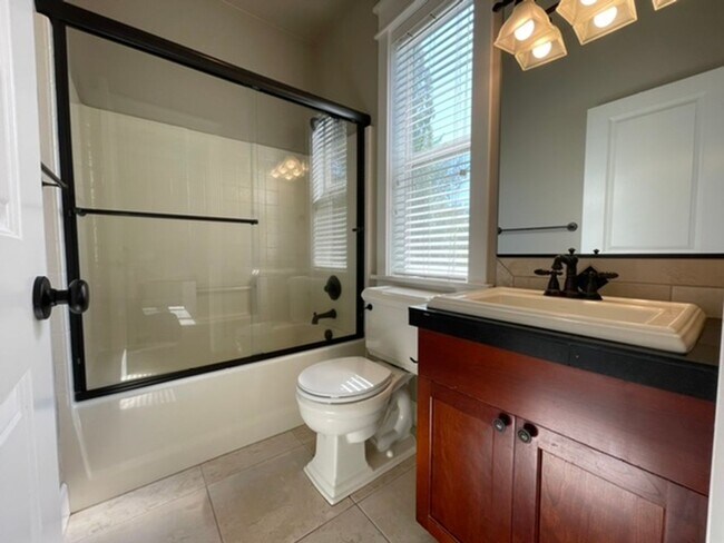 Building Photo - Happy Valley Townhome! 2Bed + Den/Office w/ 2.5 Bath ~ Garage, Washer/Dryer ~ Convenient to PDX A...