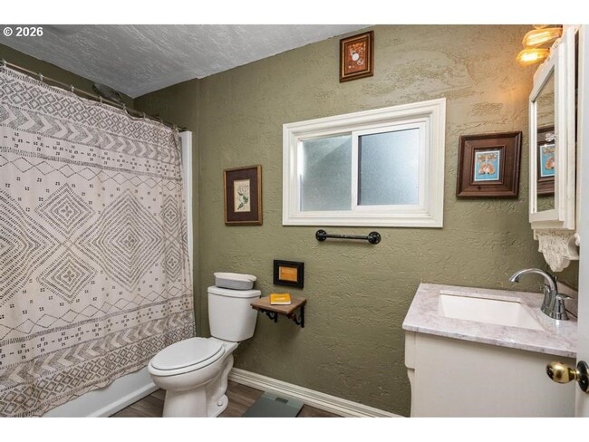 Building Photo - Classic Portland bungalow in Northeast Portland Available July 1st!