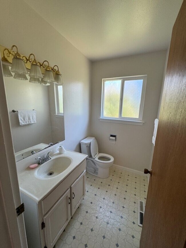 Building Photo - Beautiful 3 Bedroom, 1.5 Bath Home Available Soon!