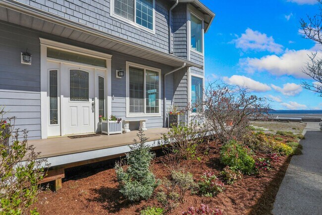 Building Photo - Spectacular Water Front Home With a Short Term  Lease to Start!