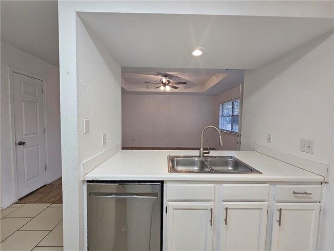 Building Photo - 2326 W Roselawn St