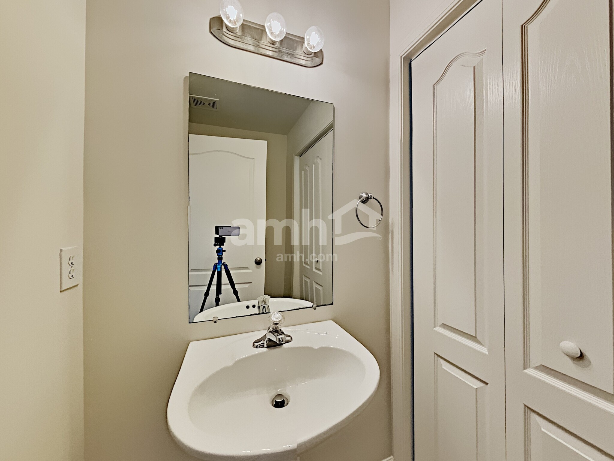 Building Photo - 679 Whispering Breeze