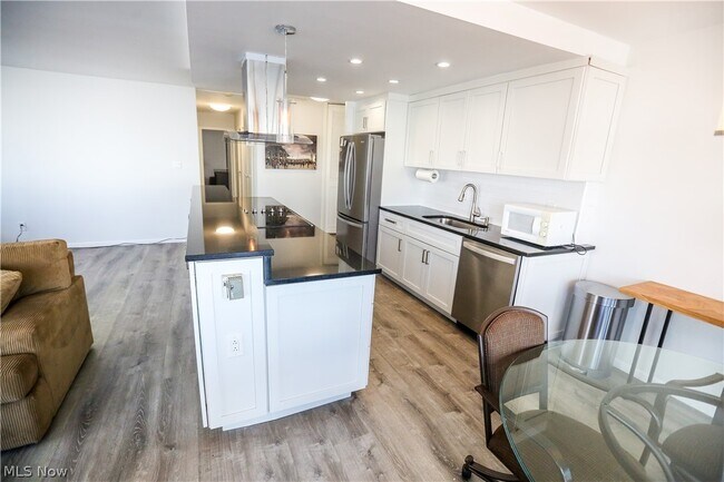 Building Photo - 12520 Edgewater Dr