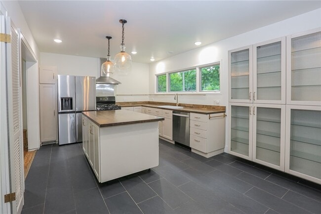 Building Photo - 610 N Olive Ave