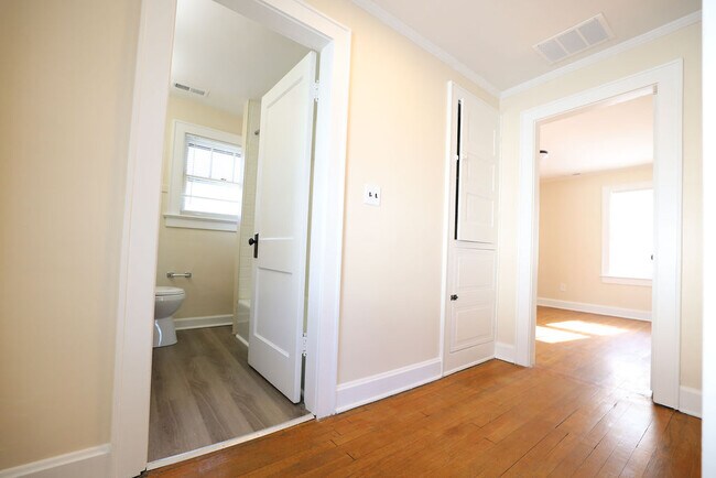 Building Photo - 552 S Terrace Ave