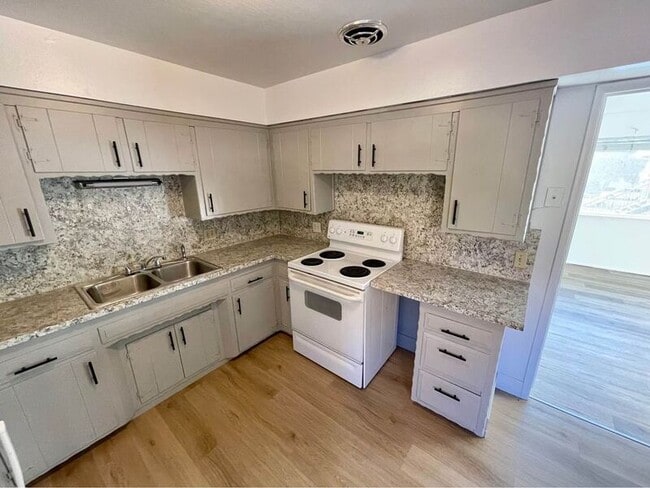 Building Photo - 125 S 200 W