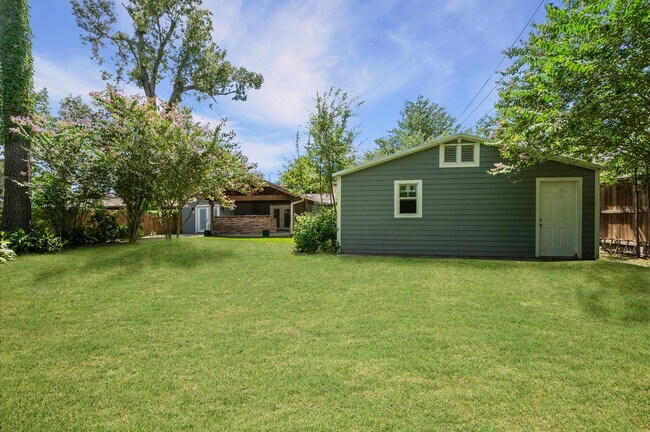 Building Photo - 1320 Woodvine Dr