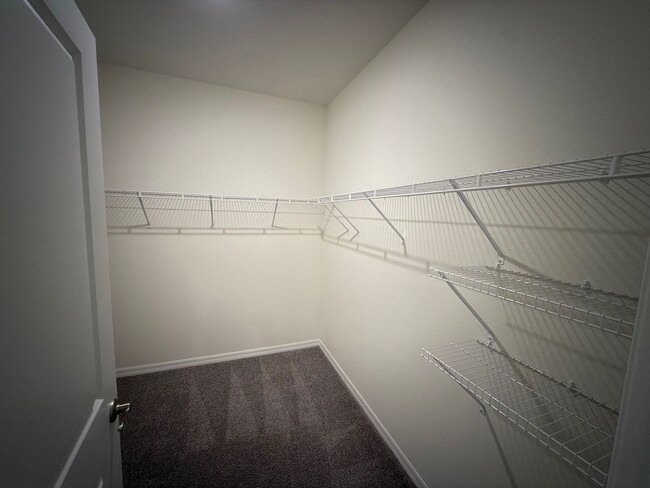 Building Photo - 4 Bedroom 2 Bath Convenient to Everything