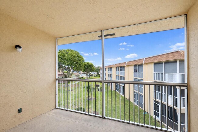 Building Photo - 700 Village Green Ct