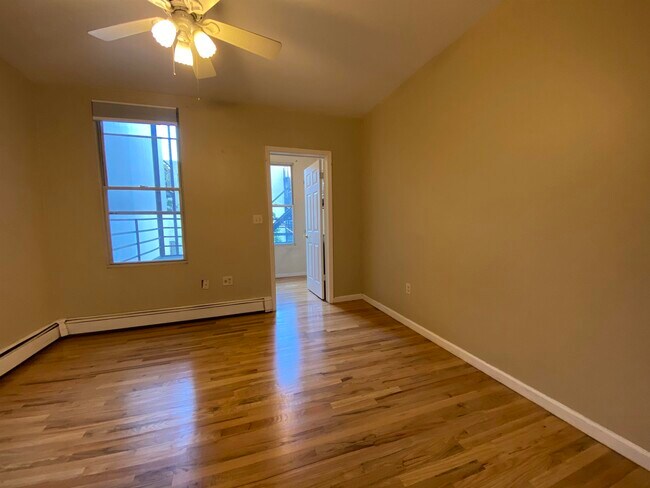 Building Photo - 218 Willow Ave