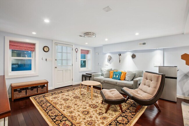 Building Photo - Stunning 3BR+, 3.5BA Capitol Hill Home wit...
