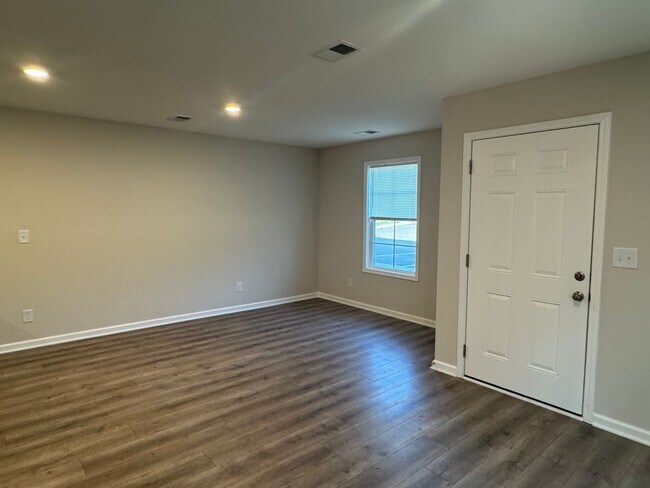 Building Photo - 201 Mountaindale Dr
