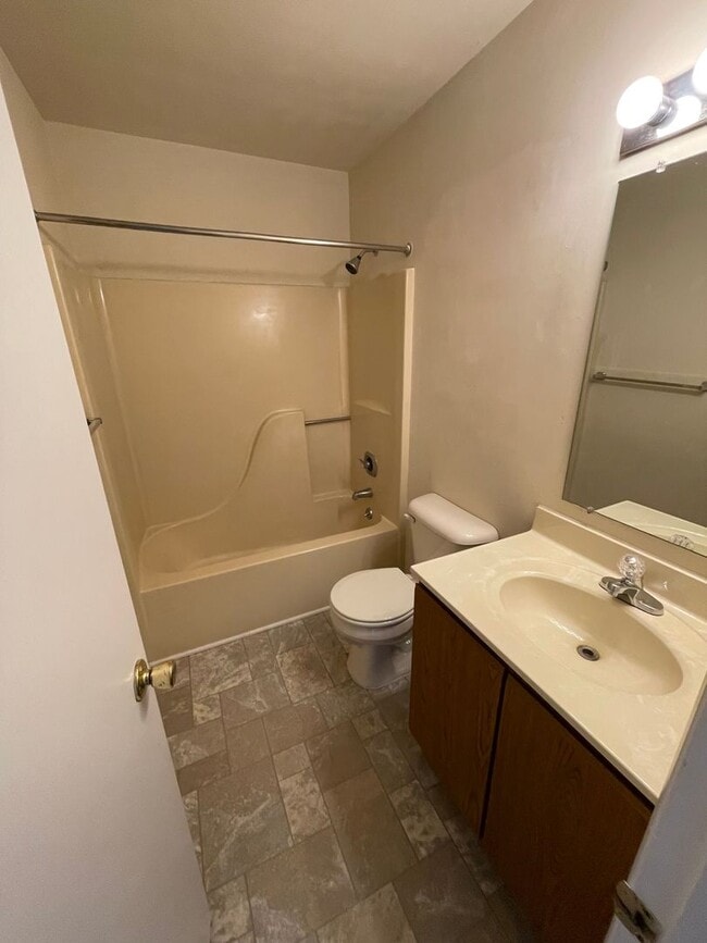 Building Photo - 3 Bed 2 Bath Townhouse in Manchester