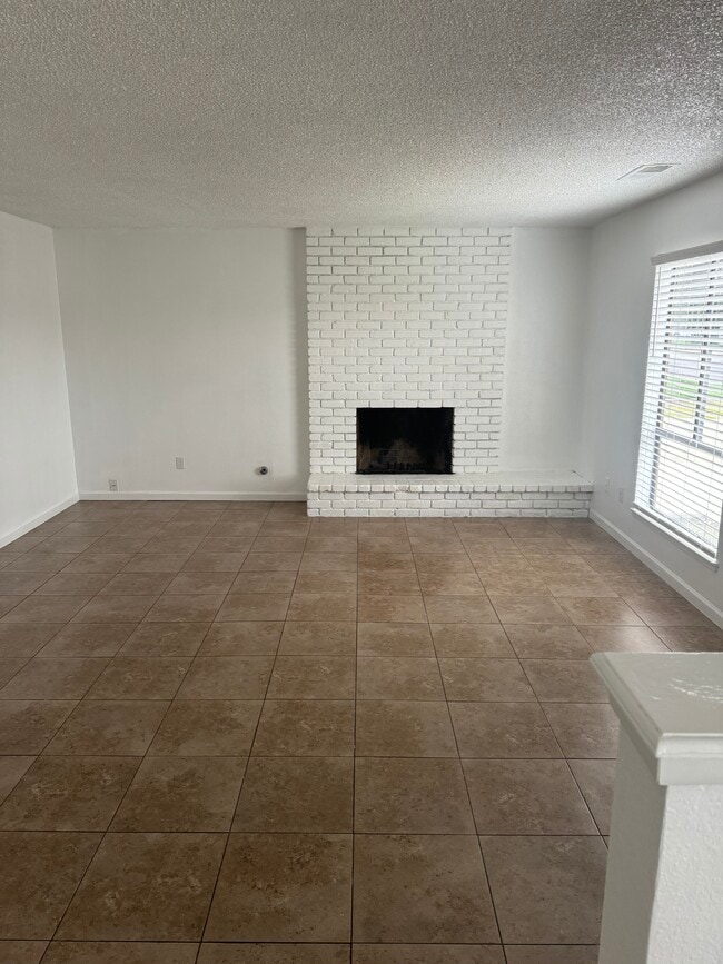 Building Photo - 1830 E Laura Ave