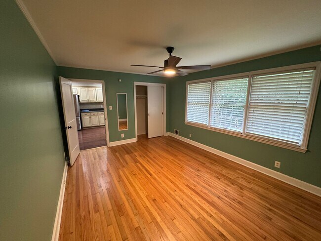 Building Photo - 828 Forest Ridge Dr W