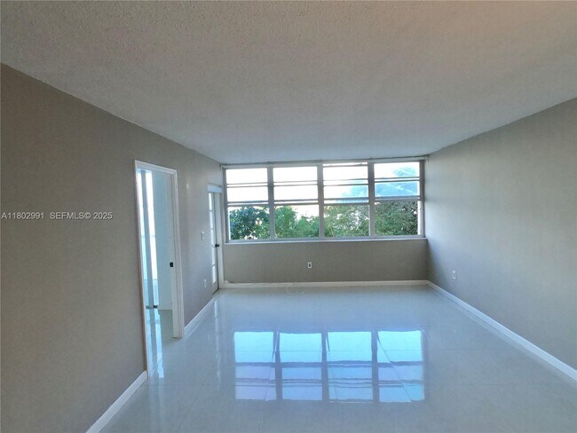 Building Photo - 1301 NE Miami Gardens Dr