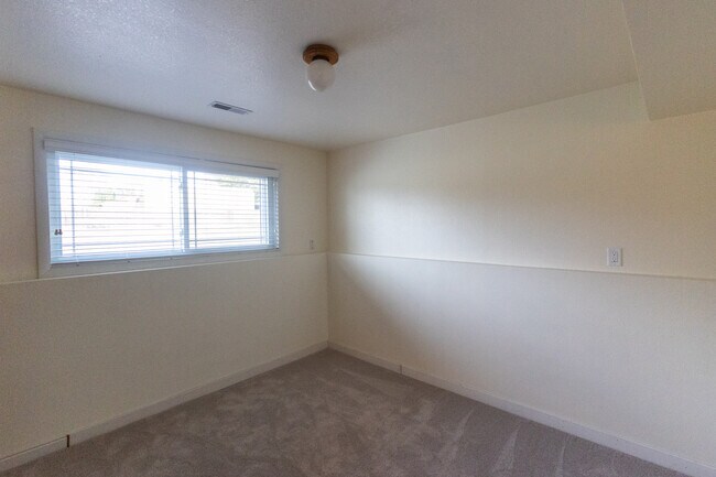 Building Photo - 1132 S Amaya Ave