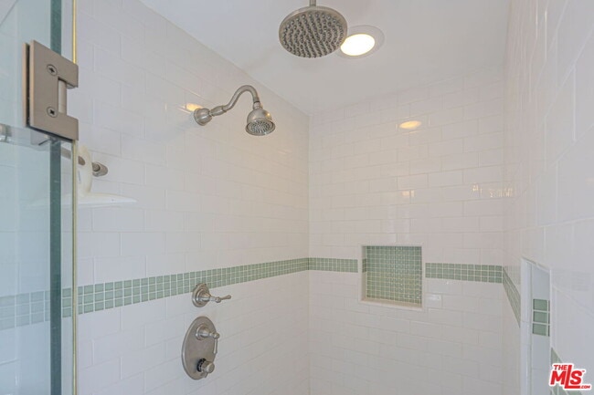 Building Photo - 2318 Canyon Dr