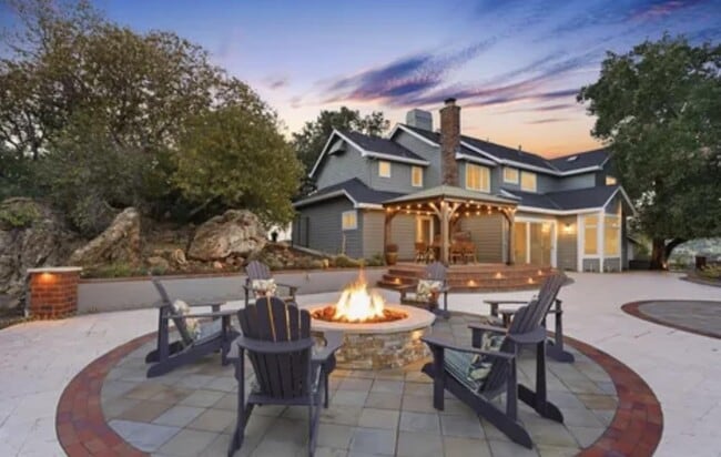 Building Photo - 985 Woodview Pl