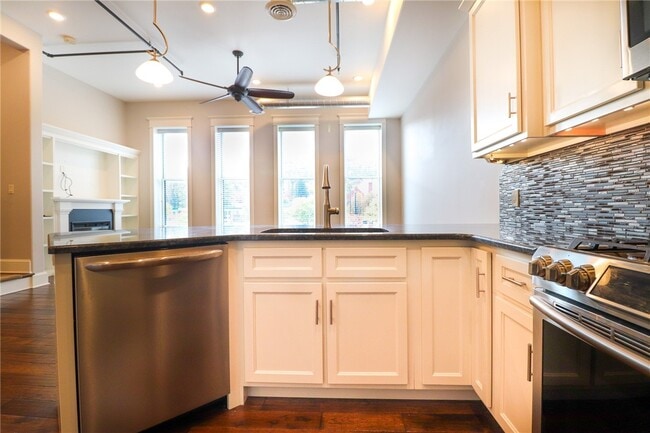 Building Photo - 64 E Market St