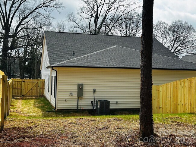 Building Photo - 525 N Linwood Ave