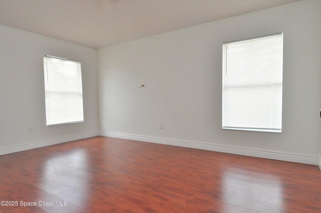 Building Photo - 911 Eldron Blvd SE