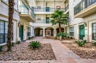 Building Photo - 1/1 Condo Walking Distance to UT