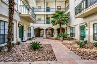 Building Photo - 1/1 Condo Walking Distance to UT