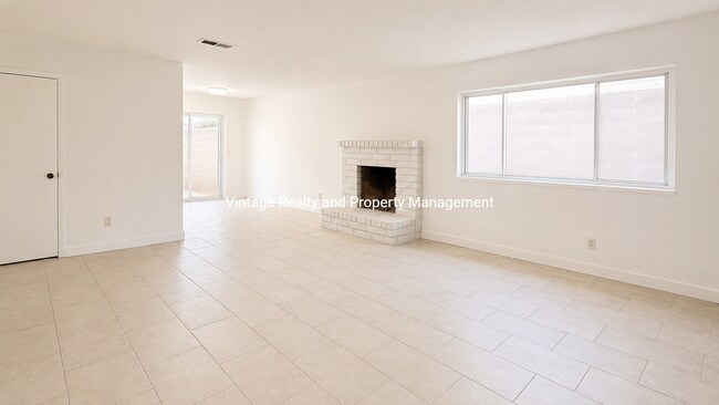 Building Photo - Updated 2-bedroom, 1 bathroom Tri-plex unit located in North Stockton.