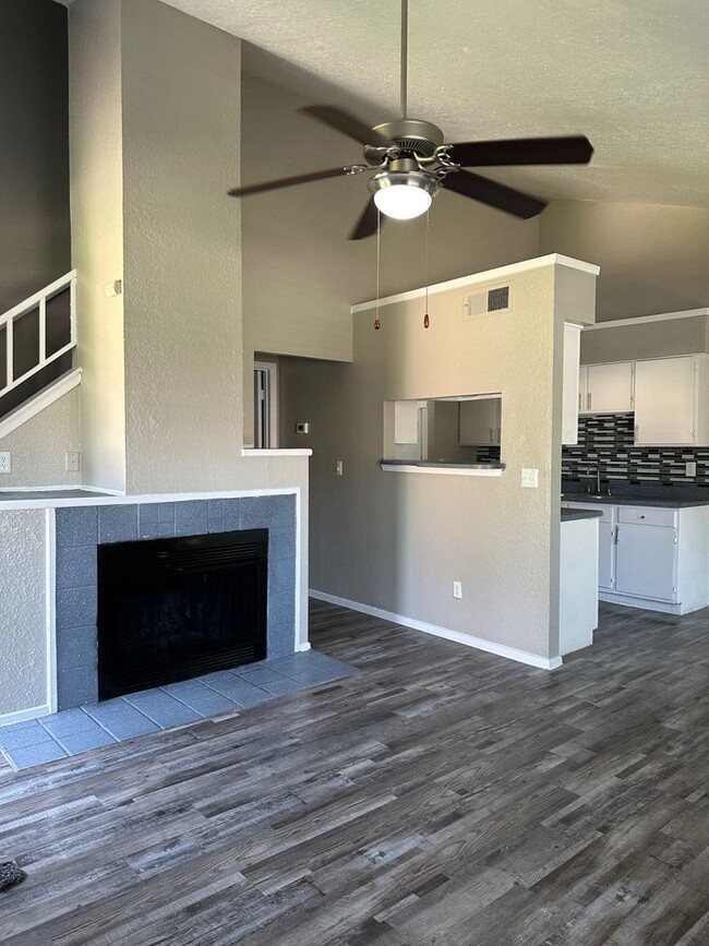 Building Photo - Spacious and Affordable Townhome 2beds 2 baths