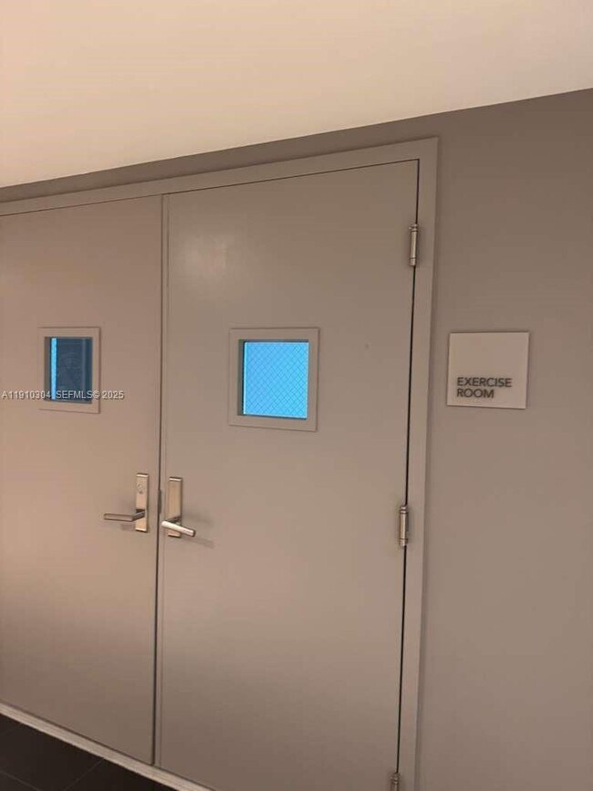 Building Photo - 5025 Collins Ave