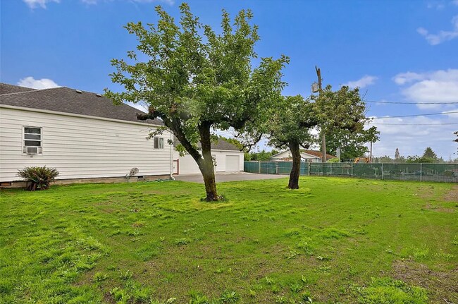 Building Photo - Beautiful Craftsman Home with Ample Parking & Outdoor Space