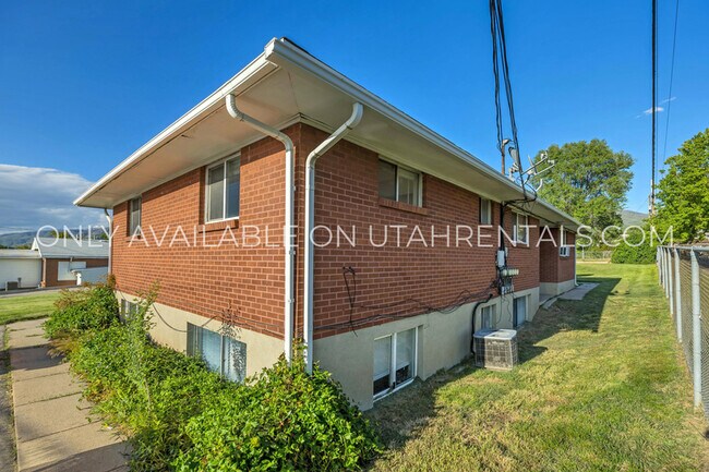 Building Photo - 2233 S 200 W