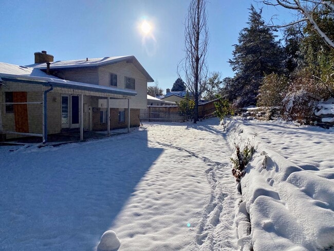 Building Photo - Spacious Tri-Level Home Featuring 4BD/2.5B...