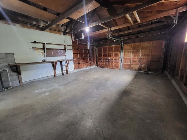 Building Photo - 3 Bd 1.5 ba Ranch Style Home in NE PDX With Washer/Dryer Hook-ups, Fenced Backyard & 2 Car Garage!