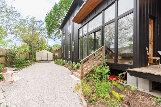 Building Photo - CHARMING, MODERN, CUSTOM HOME IN MID-CITY FOR RENT
