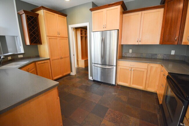 Building Photo - STUNNING 5 Bed 3.5 Bath Luxury Home!