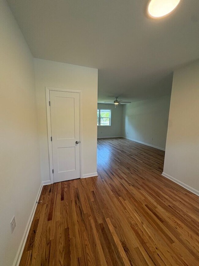 Building Photo - Newly Renovated Three Bedrooms Condo in South Windermere